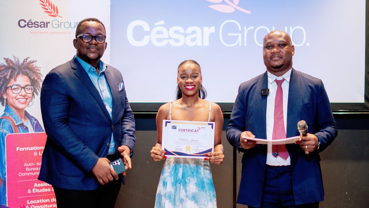 Une apprenante présente son certificat de formation lors de la cérémonie de remise chez César Group