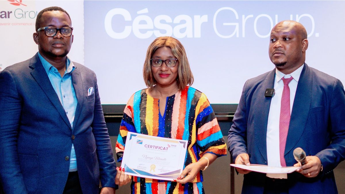 Une apprenante pose avec son certificat de formation, entourée de l’équipe de direction de César Group