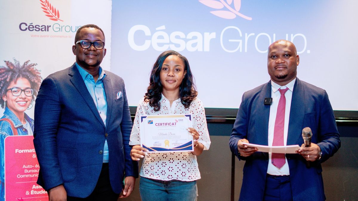 Une apprenante présente son certificat de formation lors de la remise des certificats de César Group