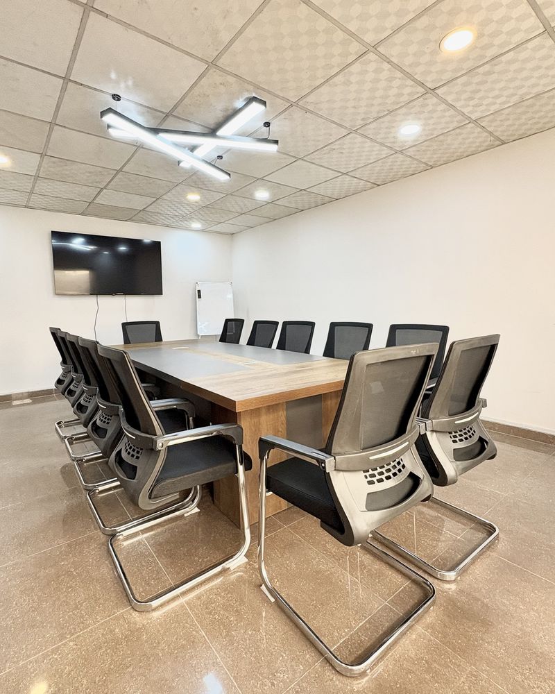 Salle de formation équipée d’un écran et d’un tableau blanc